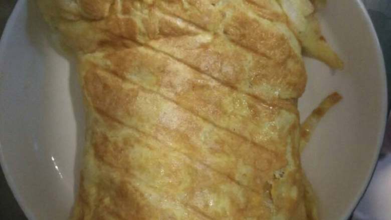 煎饼果子,将卷起的煎饼两面煎黄，出锅！