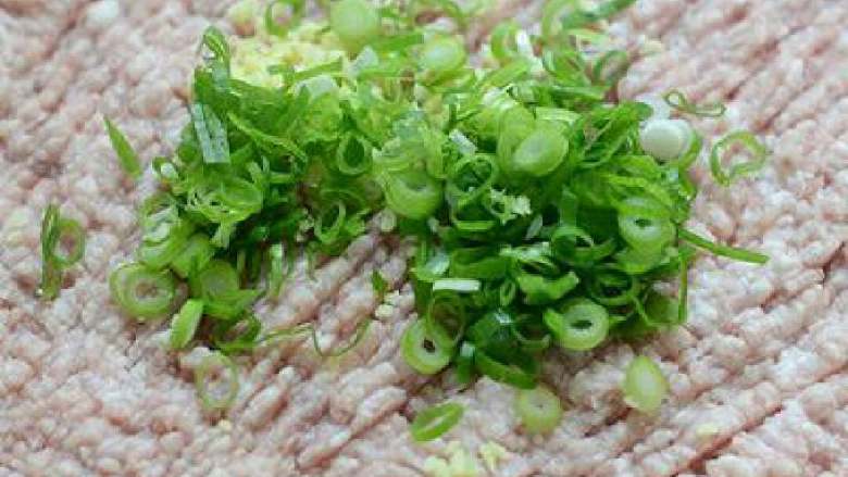 酸汤丸子,放上葱姜末，继续剁剁剁。