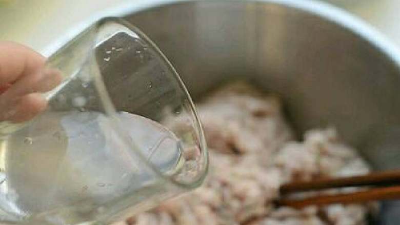 酸汤丸子,少量多次加清水，搅拌吸收完。