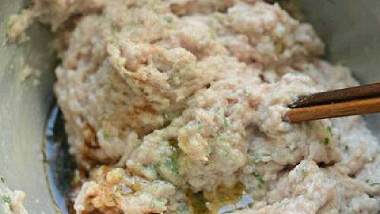 酸汤丸子,打好的馅，放入<a style='color:red;display:inline-block;' href='/shicai/ 788'>生抽</a>，盐，<a style='color:red;display:inline-block;' href='/shicai/ 720'>胡椒粉</a>，<a style='color:red;display:inline-block;' href='/shicai/ 756'>鸡精</a>，五香粉，搅拌。