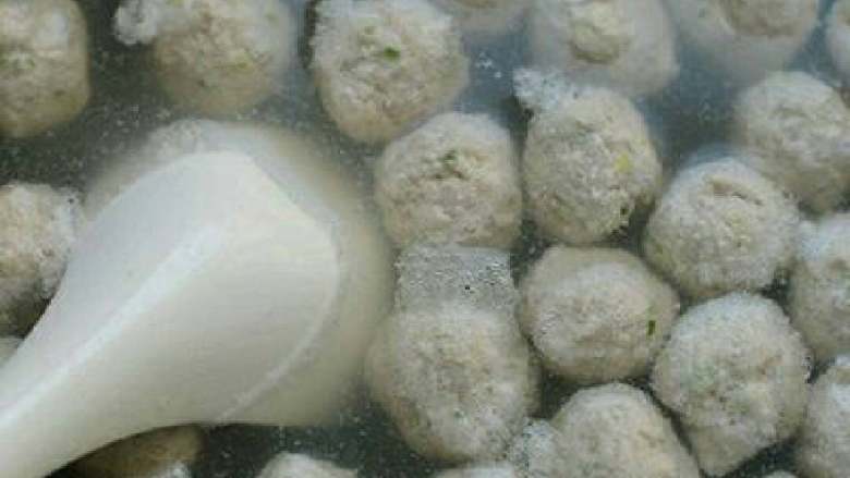 酸汤丸子,锅中放水，开火，烧开后用虎口挤出丸子后下锅，煮至漂浮。（出锅最好用凉水拔一下丸子）