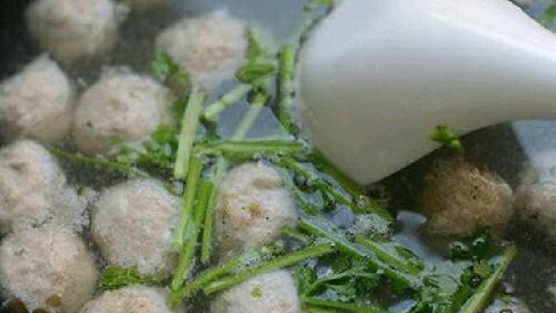 酸汤丸子,撇净浮沫，加入盐，胡椒粉，鸡精，<a style='color:red;display:inline-block;' href='/shicai/ 847'>香油</a>，香醋(个人口味放)，撒上<a style='color:red;display:inline-block;' href='/shicai/ 131'>香菜</a>、<a style='color:red;display:inline-block;' href='/shicai/ 3232'>香葱</a>。