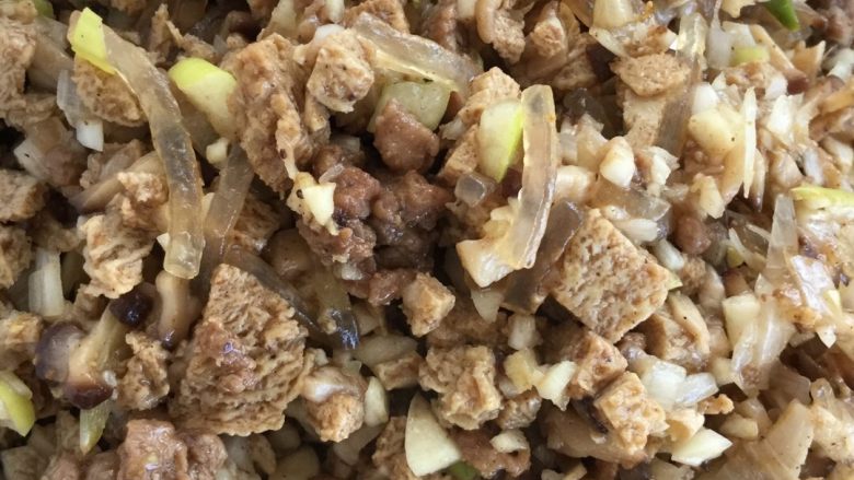 蒸饺馅,接着单独小伙炒豆腐丁依次放入香菇末和刚刚炒好的肉末粉条以及葱姜蒜末搅拌下关火,馅就大功告成啦