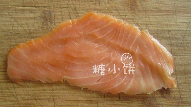 烟熏三文鱼手卷,紫菜光面朝下,如图示在一端铺上<a style='color:red;display:inline-block;' href='/shicai/ 5188'>寿司饭</a>(占一半的面积)压紧。