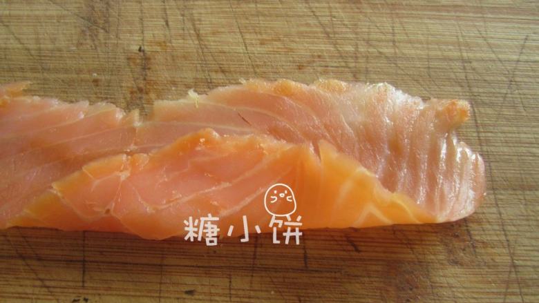 烟熏三文鱼手卷,取一片翻折起来(如图示)。