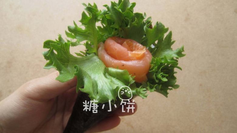 烟熏三文鱼手卷,从右往左卷成圆锥筒形,收尾处抹一点清水帮助沾合即可。