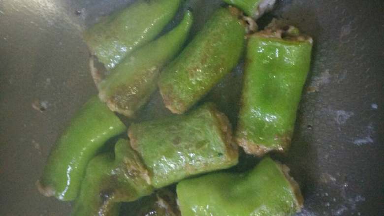 虎皮尖椒酿肉+#有个故事#,中火煎,时不时翻面