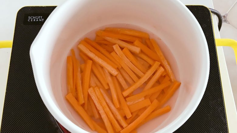 宝宝辅食:胡萝卜脆脆条,把切好的胡萝卜条放入一个小汤锅,然后倒入200ml清水,可以淹没所有胡萝卜。