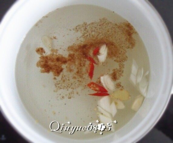 白萝卜菌汤#有个故事#,水锅放花椒面、大料面、葱姜蒜辣椒等(有高汤的请倒入高汤)