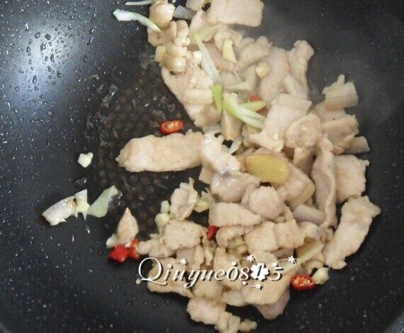 肉炒蒜苔木耳 #有个故事#,放葱蒜辣椒,炒