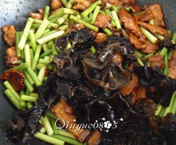 肉炒蒜苔木耳 #有个故事#,放木耳,炒(感觉干来一丁丁水)