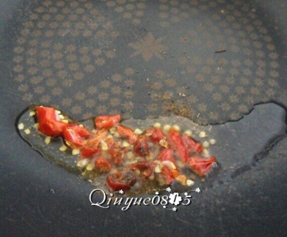 尖椒拌牛头肉#有个故事#,小红椒用热油小火炸一下,放点花椒面炸出香味