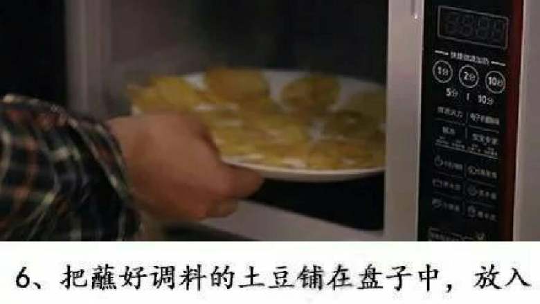 微波炉版薯片+#有个故事#,把蘸好调料的土豆,铺在盘子上,放入<a style='color:red;display:inline-block;' href='/shicai/ 10361'>微波炉</a>,打6分钟