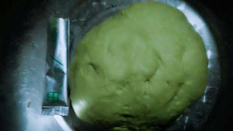 青汁油条,揉光滑,把熟油抹在面团上,用保鲜膜静置20多分钟