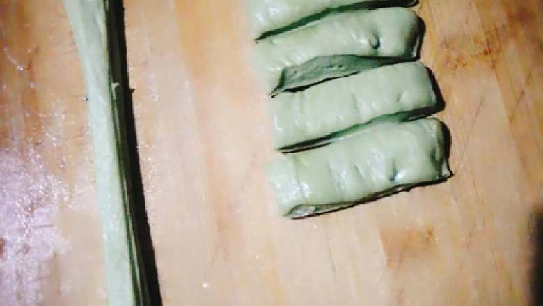 青汁油条,两个面条放在一起,用手捏住两头往两头扯