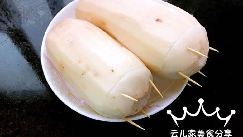 桂花糯米藕,将糯米塞入藕节洞中,切勿塞的过于紧实,会影响糯米软糯程度,盖上盖用牙签固定住