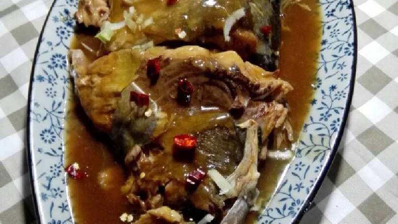 “红烧鱼”绅士私房菜,三道鳞富含动物蛋白质,营养丰富,易被人体消化吸收,对人类体能发展有重大作用。💪💪