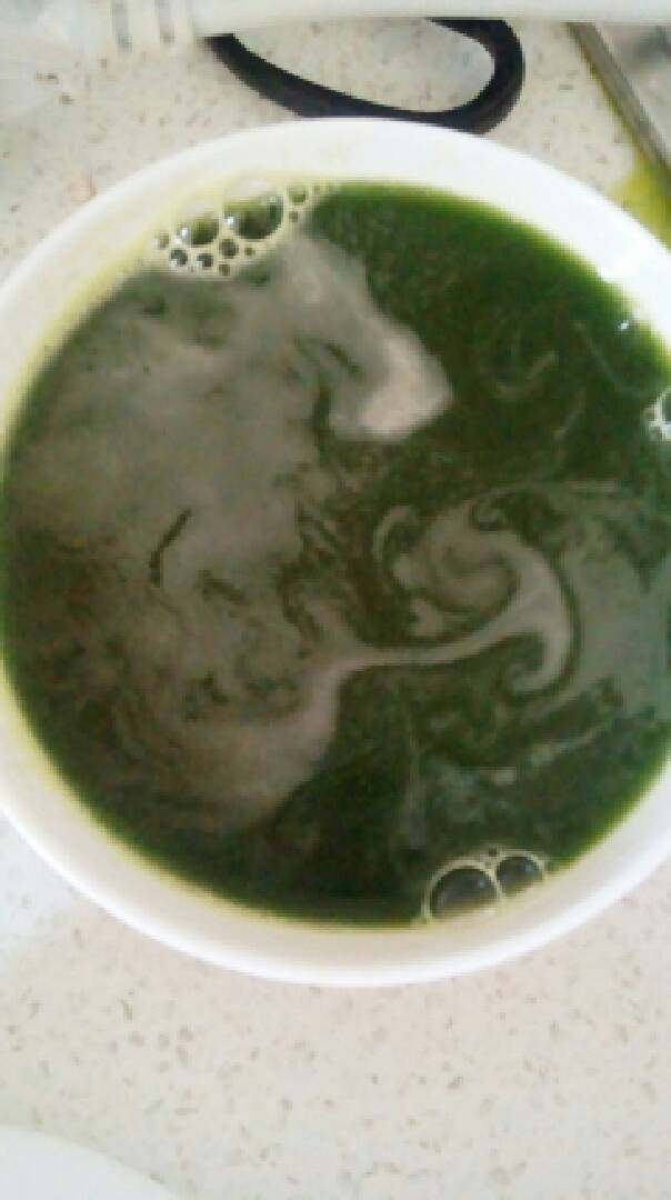 翡翠饺子,<a style='color:red;display:inline-block;' href='/shicai/ 117'>菠菜</a>洗净之后切段,用榨汁机搅碎,取汁水,放到碗里