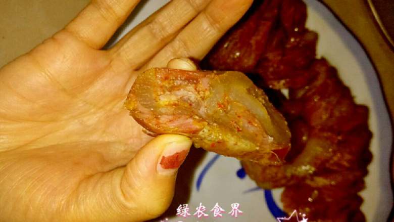 味蕾上绽放的川味香肠,切好装入盘中上桌。一道佳肴美味