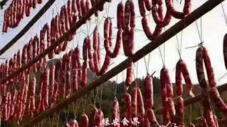 味蕾上绽放的四川特色香肠,晾干