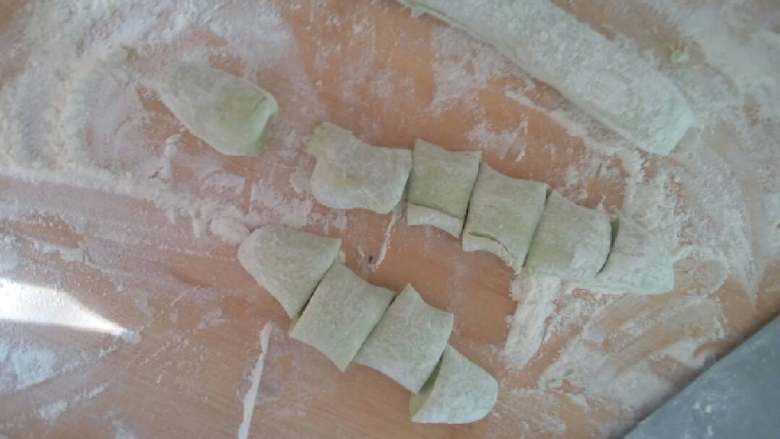 翡翠饺子,用刀切成条,揉长条,切块,