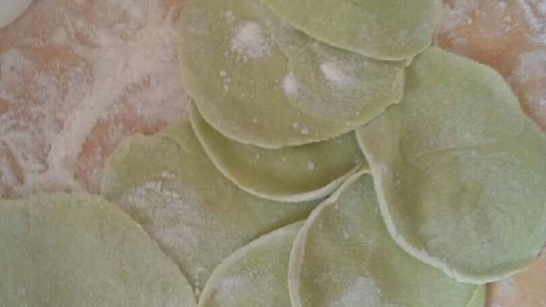 翡翠饺子,擀成面皮,中间厚两边薄
