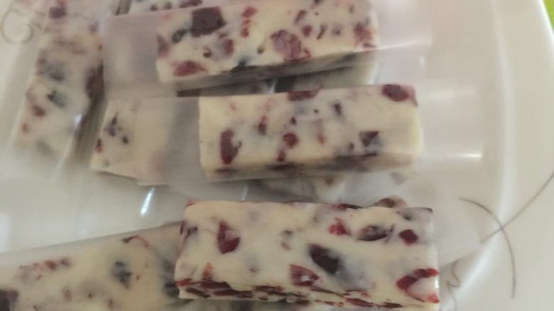 蔓越莓牛轧糖,包入糯米纸