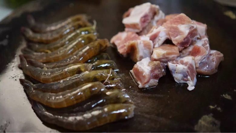 海鮮排骨粥,去蝦頭 挑蝦腸子