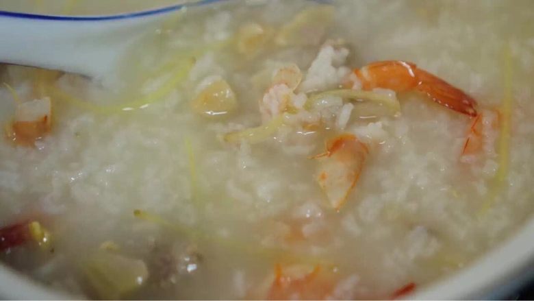 海鮮排骨粥,大火煮沸白粥 小火慢燉 加入食材;不停地攪拌