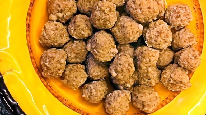 牛肉丸子,蒸熟存放，根据个人口味可以红烧丸子、丸子汤等等。