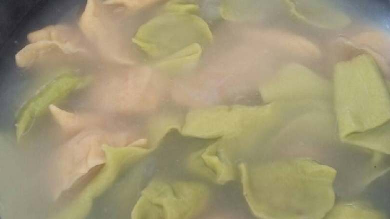 翡翠饺子,锅中烧水,水开之后放入饺子,浮上来以后捞出(我把剩下的面皮切条放里了😂😂,可以调一碗醋汁)