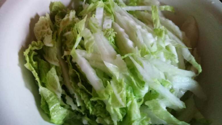 叠菜馍#有个故事#,白菜切丝淹出水，蒜苗，葱切碎备用