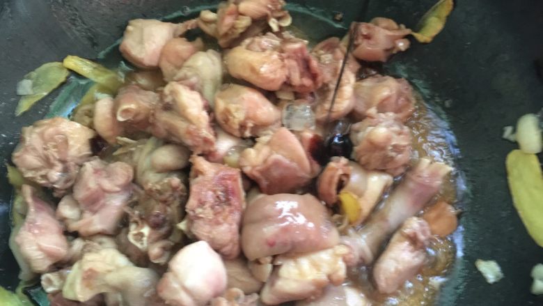 糯米酒焖兔肉#有个故事#,放入一勺老抽和两勺生抽,炒匀。