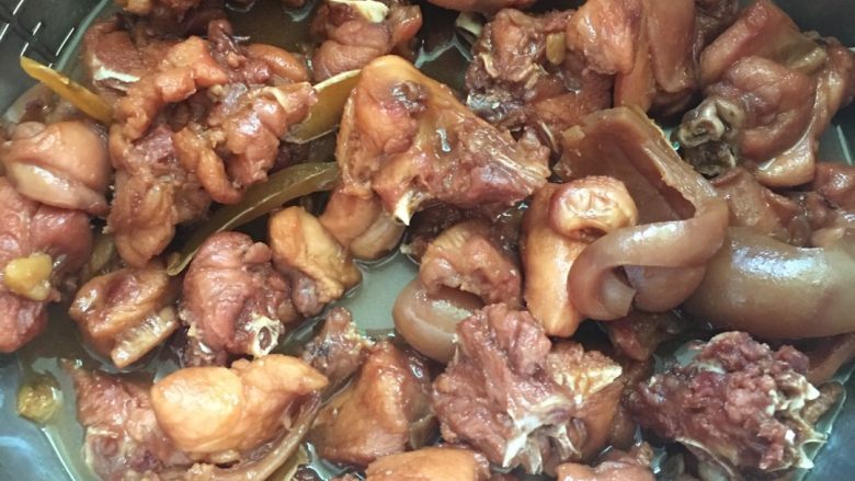 糯米酒焖兔肉#有个故事#,将锅里的兔肉盛出放到电压力锅里,高压锅煮20分钟左右即可开锅。