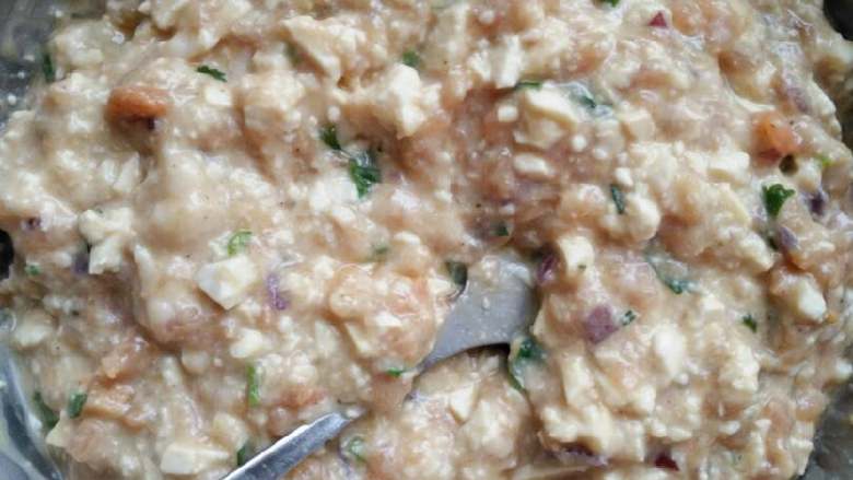 丸子海鲜蔬菜汤+#有个故事#,加一个鸡蛋,一点水豆腐碎,一点干虾仁,一点<a style='color:red;display:inline-block;' href='/shicai/ 519'>面粉</a>,搅拌均匀。
