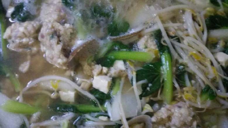 丸子海鲜蔬菜汤+#有个故事#,先下蚬子,再下其余配菜。