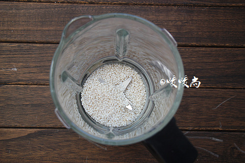 酥滑香甜糖不甩,<a style='color:red;display:inline-block;' href='/shicai/ 498'>糯米</a>淘洗干净后晾干,放进破壁料理机的搅拌杯中。