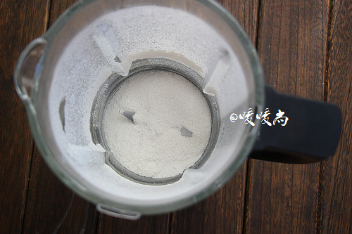 酥滑香甜糖不甩,按下启动键,将糯米打成细滑的糯米粉。