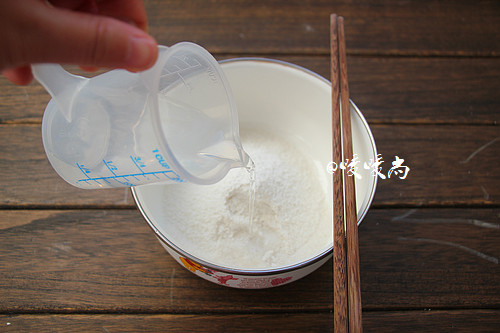 酥滑香甜糖不甩,糯米粉放进一大点的容器内,一边搅拌一边倒入凉白开开,将糯米粉揉成光滑无干粉的面团。