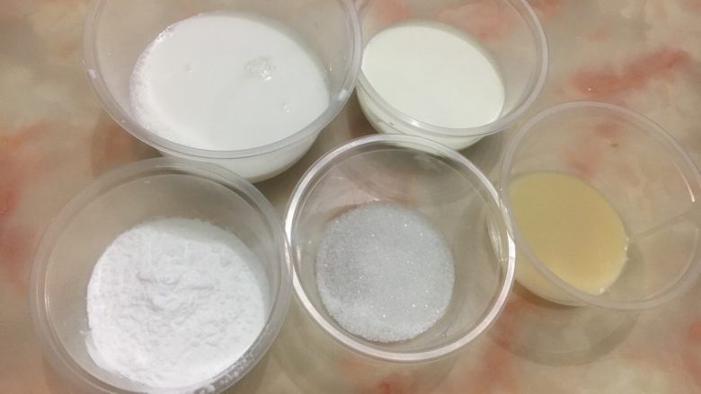 牛奶小方 (雪花糕),1. 先将<a style='color:red;display:inline-block;' href='/shicai/ 512'>玉米淀粉</a>用80ml 牛奶调开至没有颗粒的
