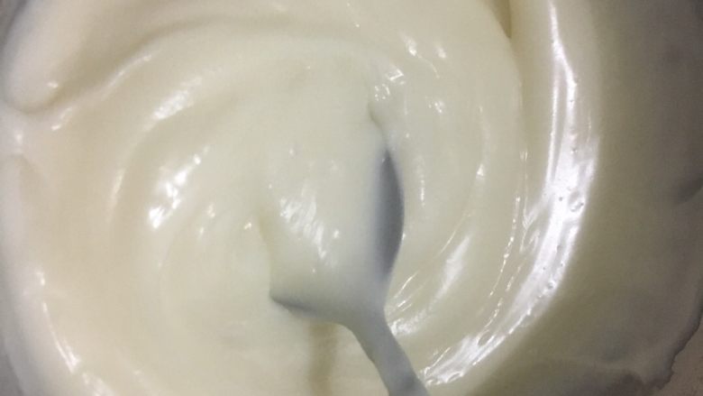 牛奶小方 (雪花糕),2.剩余的170ml 的牛奶加<a style='color:red;display:inline-block;' href='/shicai/ 8197'>淡奶油</a><a style='color:red;display:inline-block;' href='/shicai/ 893'>炼乳</a><a style='color:red;display:inline-block;' href='/shicai/ 869'>白砂糖</a>在锅里煮开     (小火煮哦)
3.煮开后把调好的80ml牛奶面糊倒入煮开的牛奶中马上用勺子快速搅动  关火 锅中变成购厚奶糊 