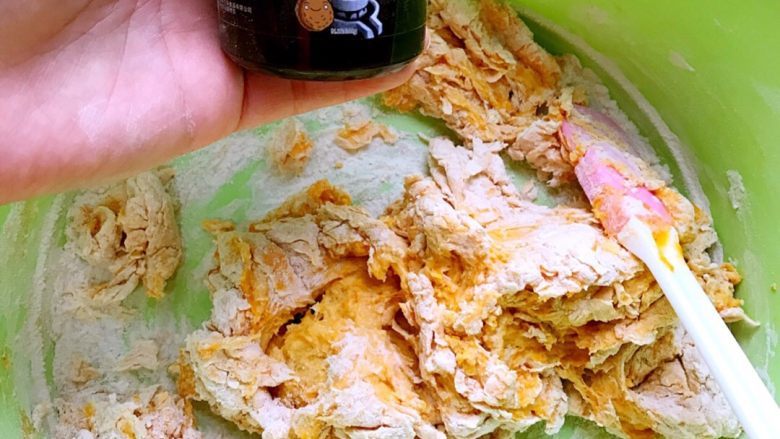 向日葵包子,南瓜不烫时(温)倒入面粉中顺时针搅拌