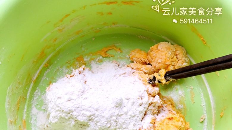 向日葵包子,此时面团会比较烂,适当加点面粉后开始和面