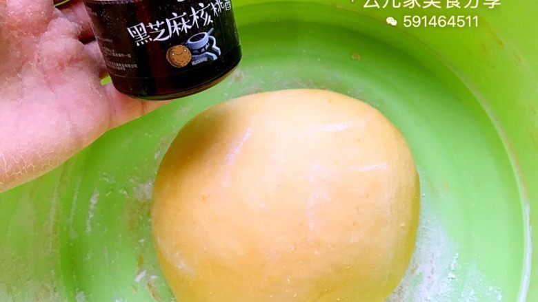 向日葵包子,面揉到不沾手时即可准备发酵了。(一般揉到10分钟差不多)