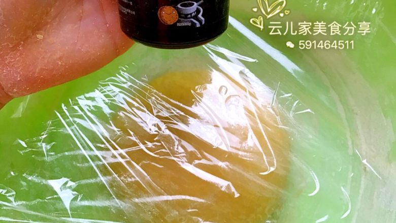 向日葵包子,放入盆中裹上保鲜膜,放置空调(28-30度)房内发酵一个小时
