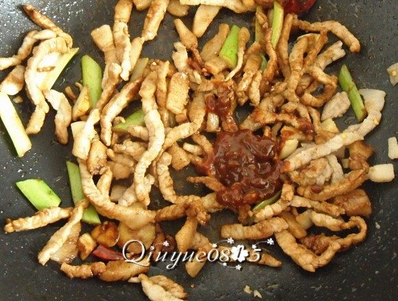 肉丝炒黑豆芽#有个故事#        ,倒一点醋，放葱蒜辣椒和豆酱炒。