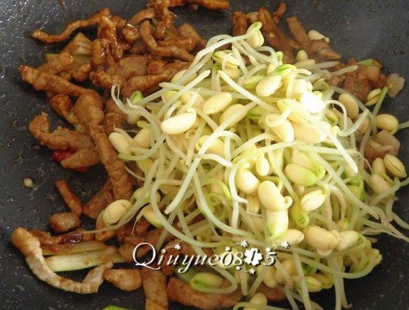 肉丝炒黑豆芽#有个故事#        ,放黑豆芽爆炒。