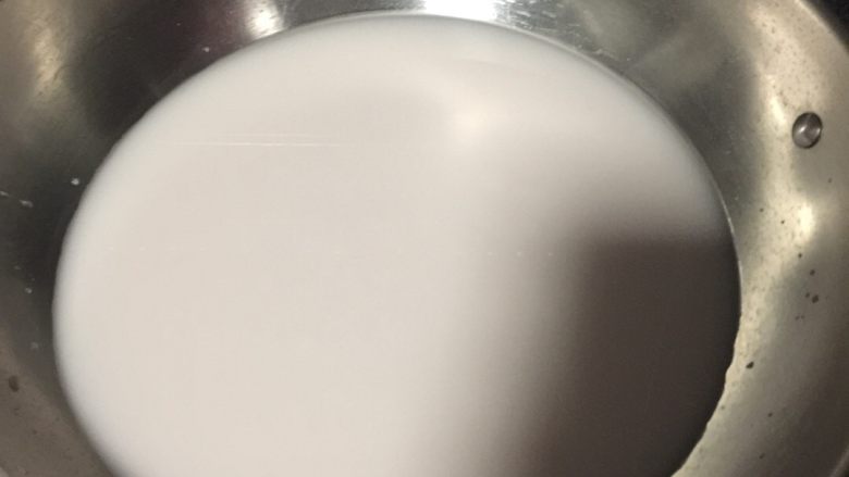 椰蓉马蹄糕,倒入锅中，用中火