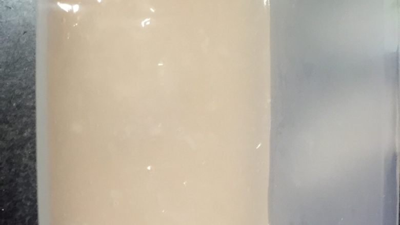 椰蓉马蹄糕,倒入盒中定型。待冷切后放入冰箱，三小时。