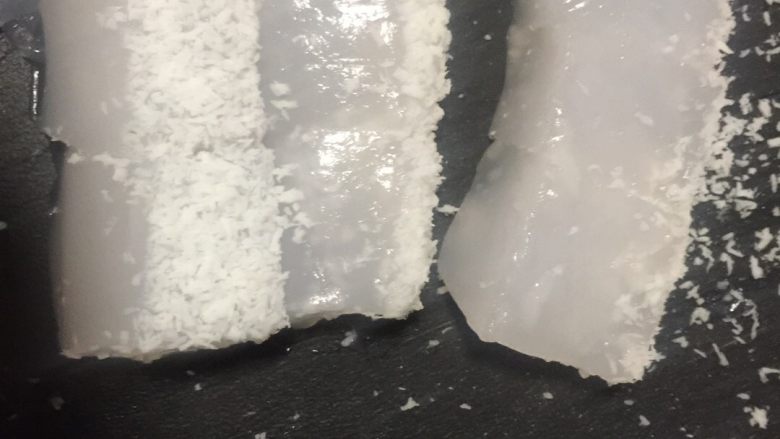椰蓉马蹄糕,切成小方块